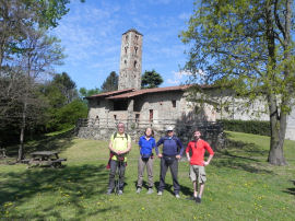 Arrivo alla Chiesa di San Pietro e Paolo in Pessano a Bollengo (41911 bytes)